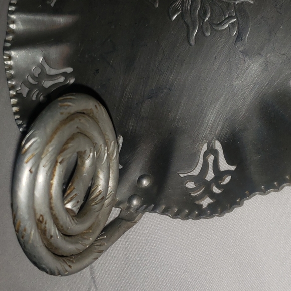 Vintage Hammered Aluminum Oval Rose Flower Design Bread Tray Dish - Picture 4 of 10